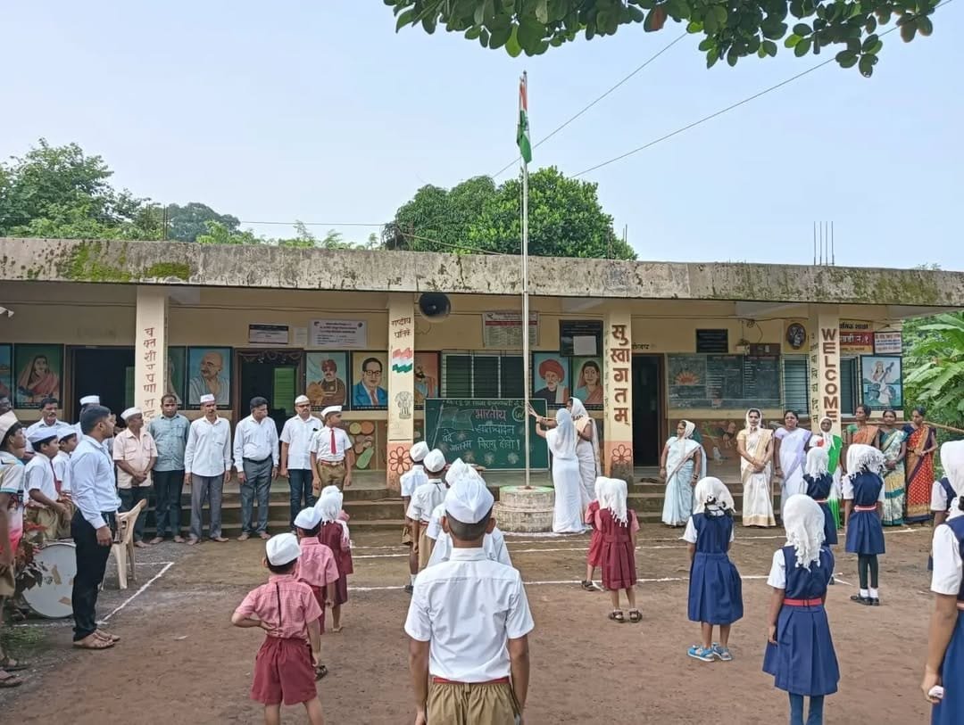 जि.प.प्राथमिक शाळा येथे येथे स्वातंत्र्य दिन साजरा करतानाचा क्षण १